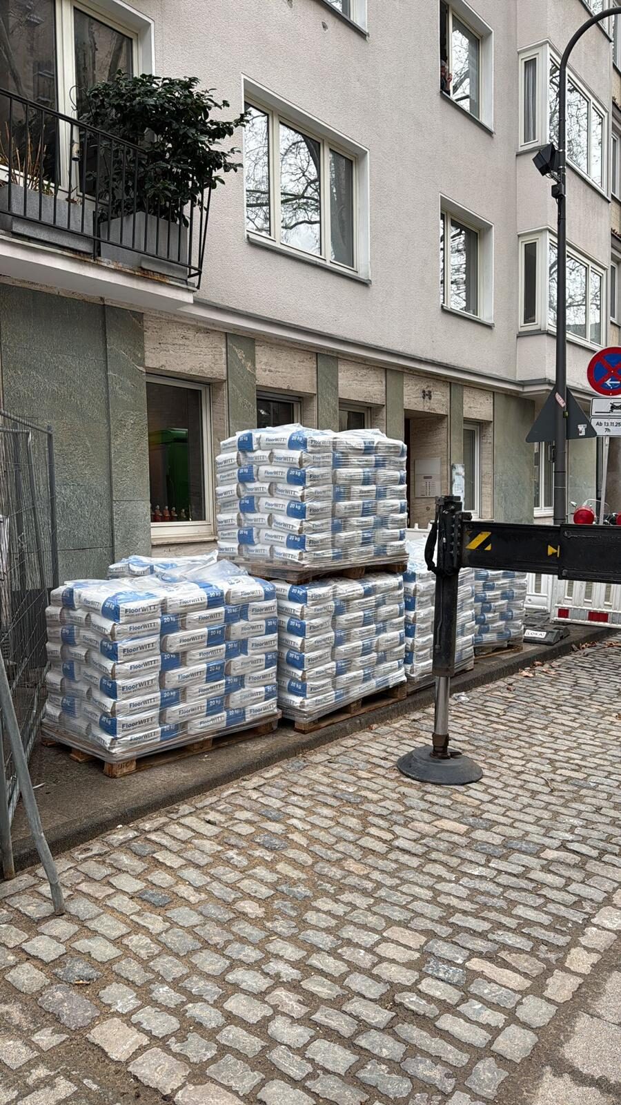 Baumaterial vor dem Gebäude